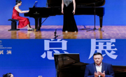 音乐学院教师在全国高等艺术院校声乐展演中捧起“铜孔雀”奖杯